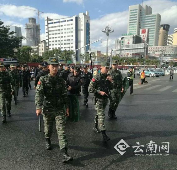 昆明一男子持刀砍伤三名路人 武警围追堵截将其制伏