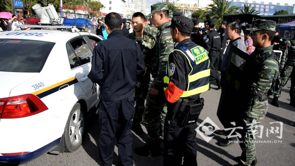 昆明一男子持刀砍伤三名路人 武警围追堵截将其制伏