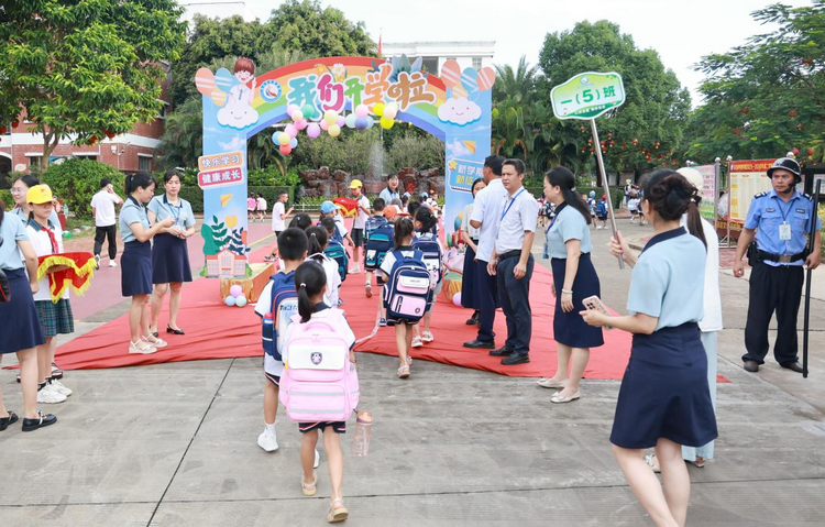 广西各地学校“花式”迎新生_fororder_图片19