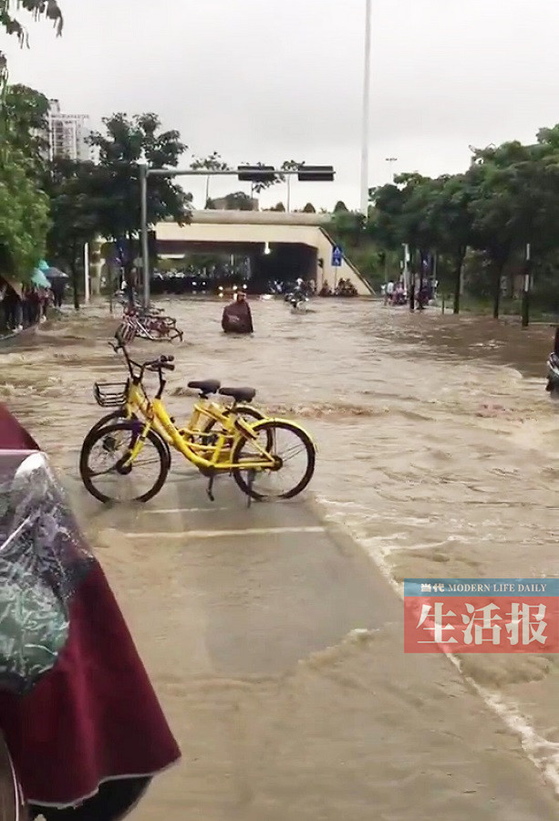 【八桂大地】（首页标题）一场暴雨下出南宁7个内涝点 （内容页标题）一场暴雨下出南宁7个内涝点 多处积水超过30厘米