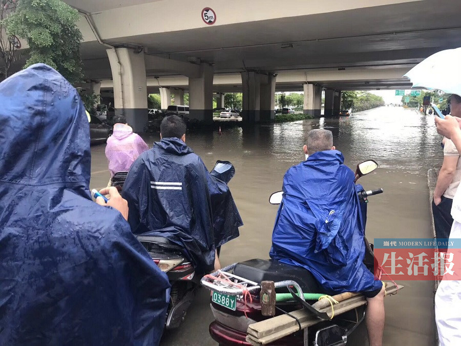 【八桂大地】（首页标题）一场暴雨下出南宁7个内涝点 （内容页标题）一场暴雨下出南宁7个内涝点 多处积水超过30厘米