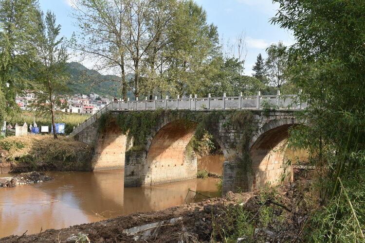 六盘水市钟山区：“以勒河”畔的“桥”