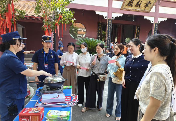 赣州宁都县：消防宣传进寺庙 送去安全“防火经”_fororder_图片1