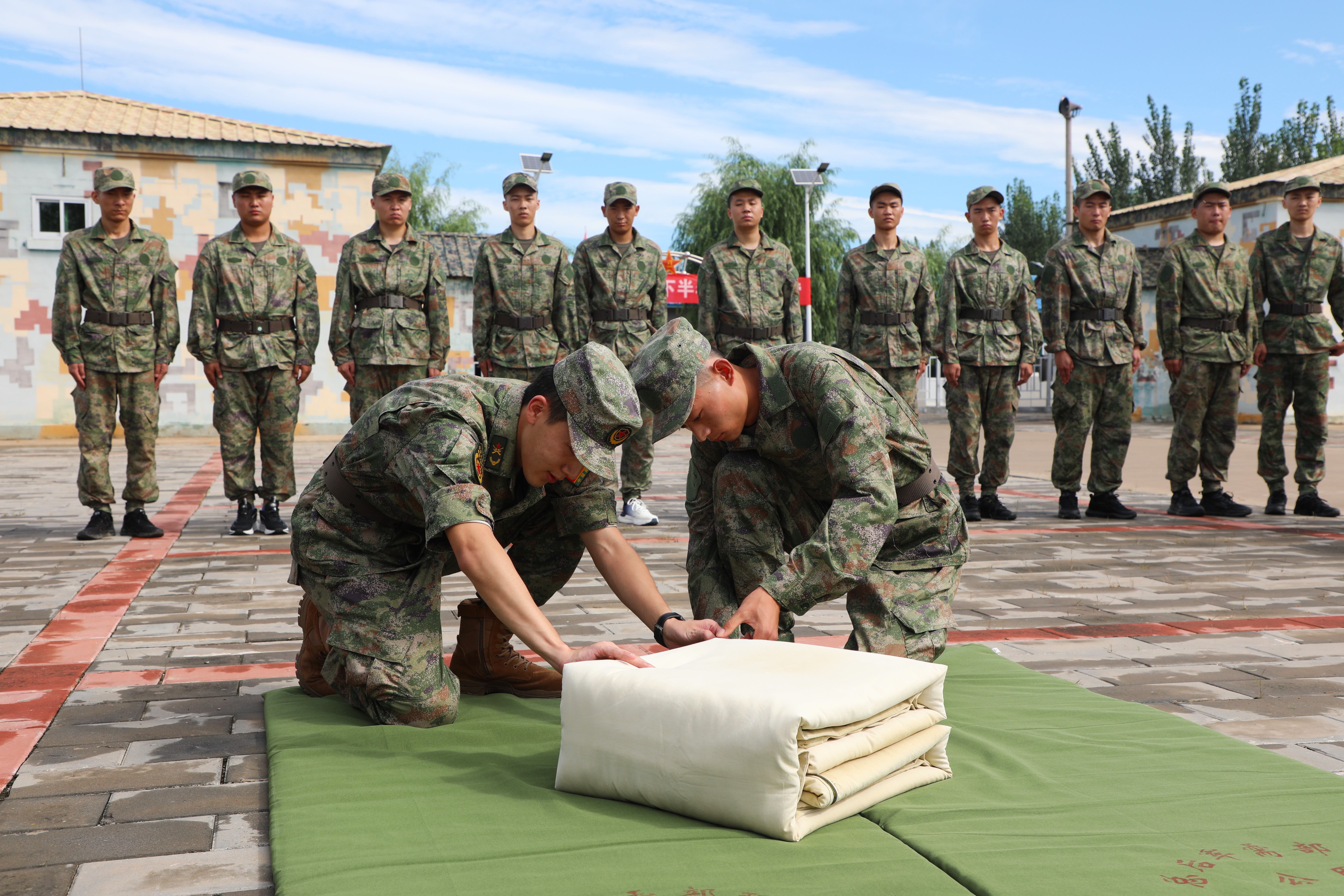 河北涞水：役前教育进行时 严格训练迎军旅_fororder_图为预定新兵正在学习整理内务。（徐梓钰 摄）.JPG