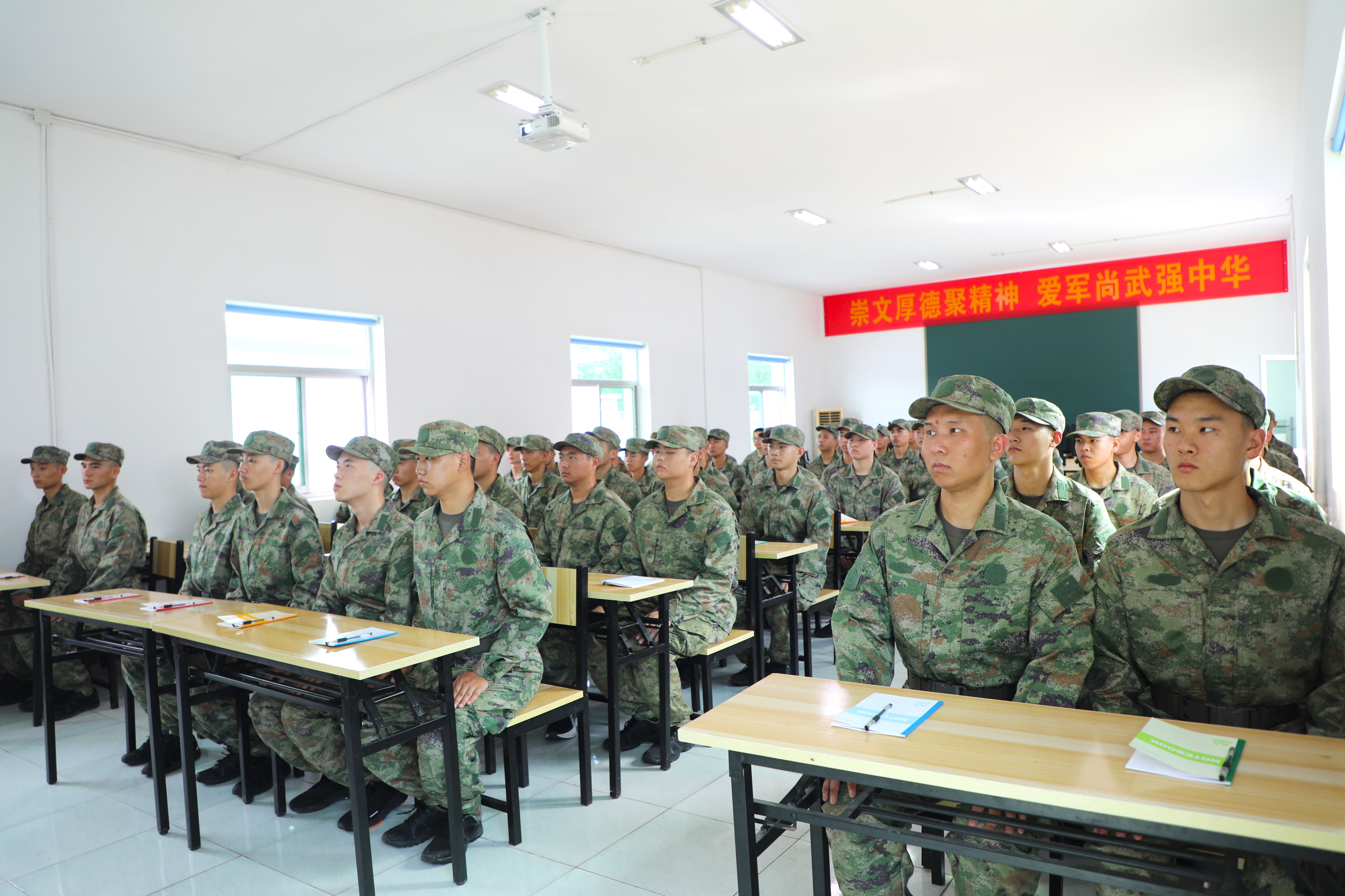 河北涞水：役前教育进行时 严格训练迎军旅_fororder_图为预定新兵正在参加役前政治教育。（徐梓钰 摄）.JPG