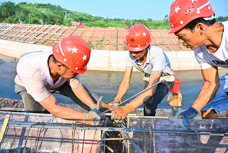 眉山仁寿：河道治理施工忙_fororder_工人进行施工作业-摄影-潘建勇