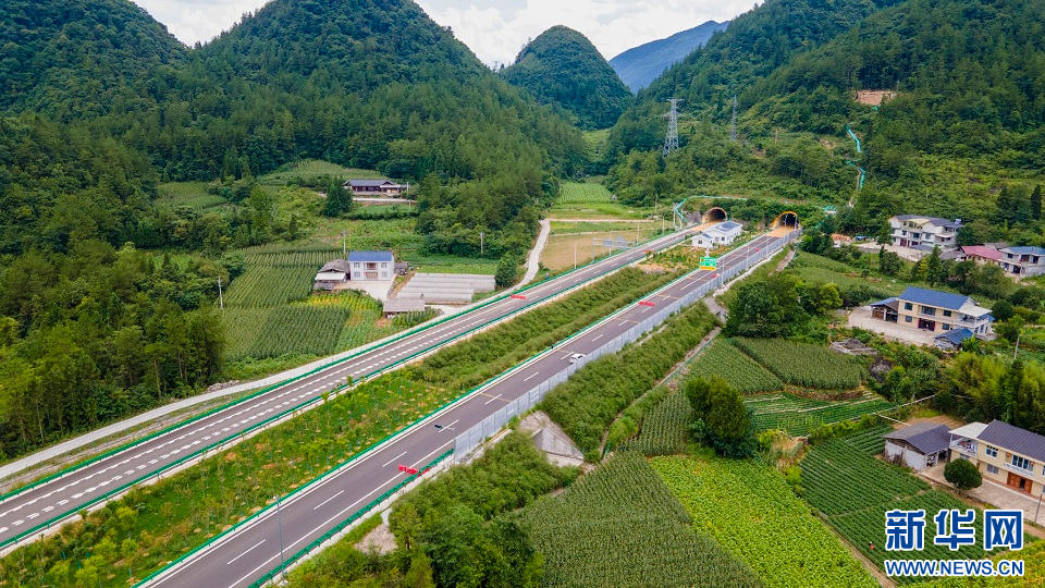 鄂西迎来新“天路”！宜来高速鹤峰东段全面建成