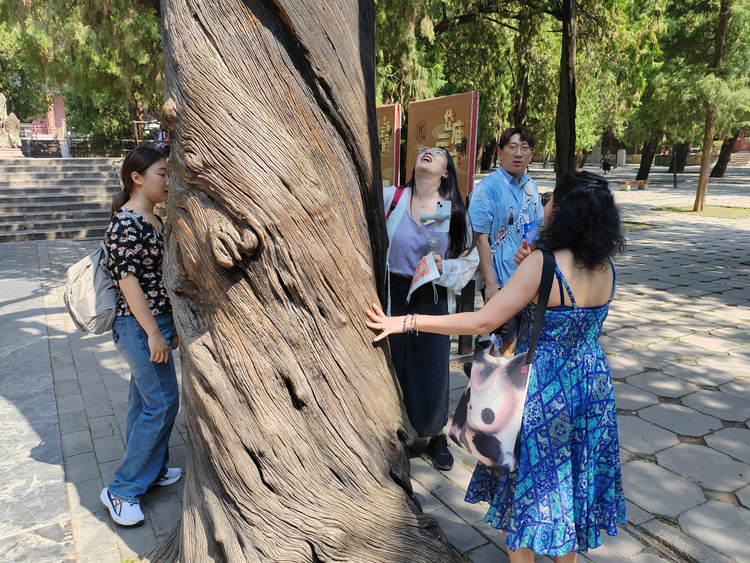 【你好·泰山】流连泰山脚下千年古庙 外国网红在古韵悠悠中解码泰山文化_fororder_图片2