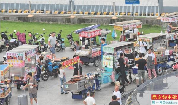 深圳坪山：“走鬼档”不见了 拉客仔出现了 百米站前道路治理难