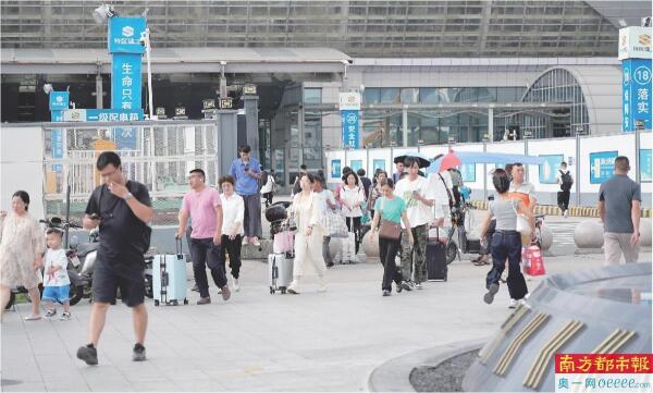 深圳坪山：“走鬼档”不见了 拉客仔出现了 百米站前道路治理难