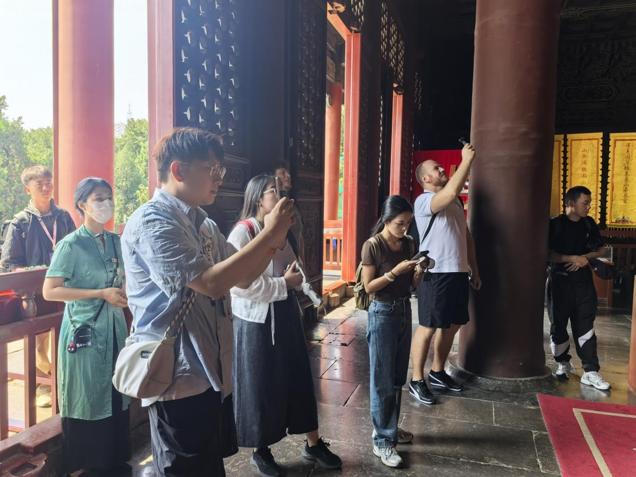 Foreign Internet Influencers Visit the Thousand-Year-Old Temple at the Foot of Mount Tai, Decoding its Culture Amid Quaint Atmosphere_fororder_图片12