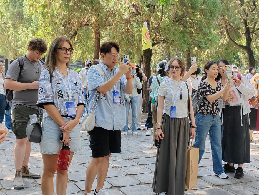 Foreign Internet Influencers Visit the Thousand-Year-Old Temple at the Foot of Mount Tai, Decoding its Culture Amid Quaint Atmosphere_fororder_图片11