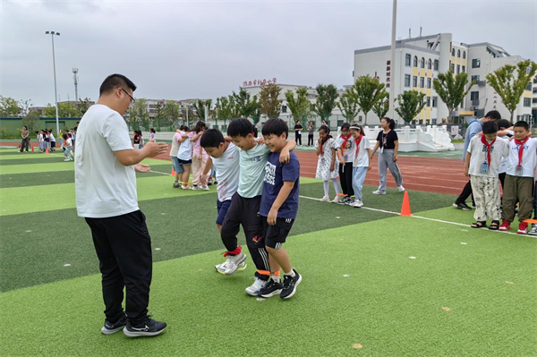 每天一节体育课 淮安市新安小学创新体育课模式促进学生全面发展_fororder_15