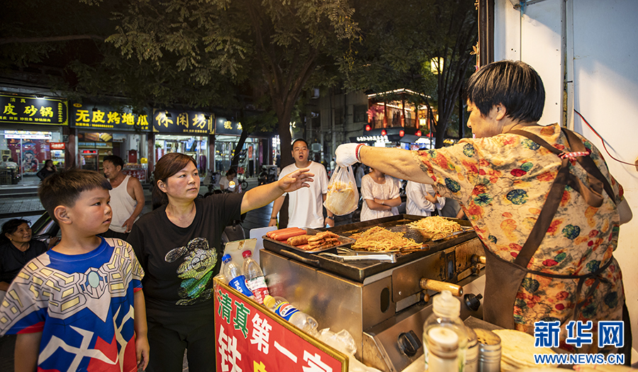 河南商丘：夜游古城 感受“烟火气”