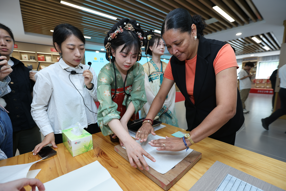 9国驻华大使夫人探访西安职工的精神“桃花源”_fororder_图片33