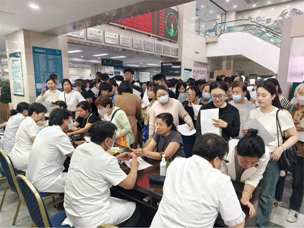 “中秋赋雅趣 沈骨赠健康” 市民近5000人次走进沈阳市骨科医院中医药文化夜市_fororder_杨薇骨科医院1