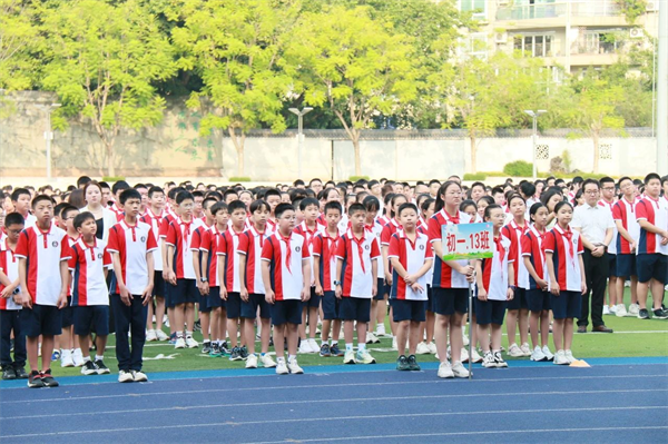 重庆七中（重庆大学附中）举行开学典礼 新生为梦想“加邮”_fororder_图片1