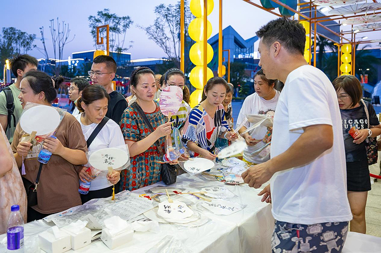 2024 "Our Festival · Mid Autumn Festival" Sichuan Province Theme Cultural Activity Kicked off_fororder_Citizens purchase cultural and creative products [Photo by Liao ZhiQuan]