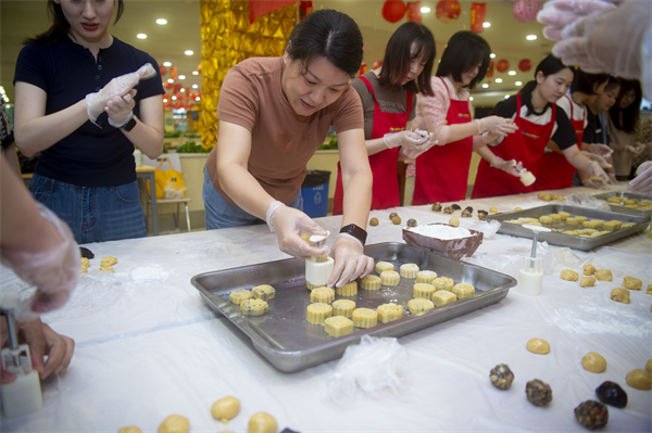 东航江苏公司工会举办“悦享中秋·情满东航”职工DIY月饼主题活动_fororder_DSC_6682邱晓芬