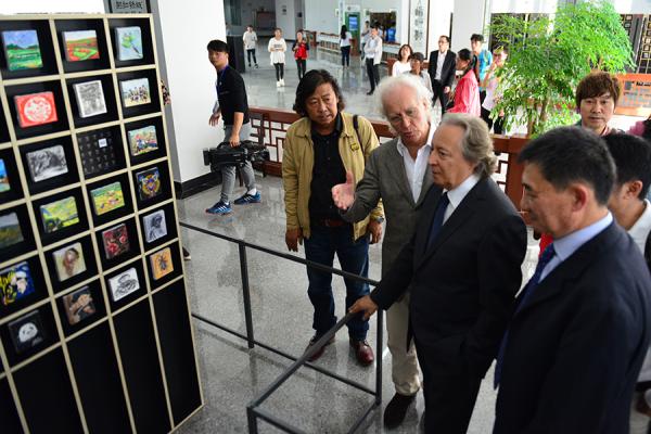 “多彩中国”民族微型美术作品展在云南临沧举行