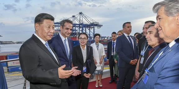 习近平和希腊总理共同参观中远海运比雷埃夫斯港项目