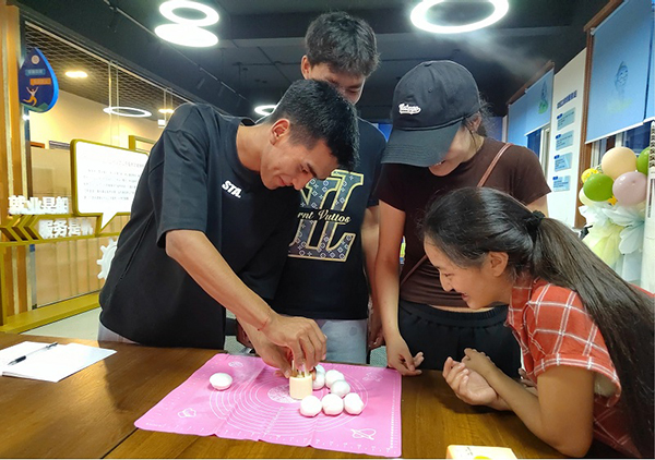 甘孜色达县青年在成都温江区团圆 温馨共绘节日温情_fororder_制作月饼现场-供图-成都市温江区第七批结对帮扶色达县工作队