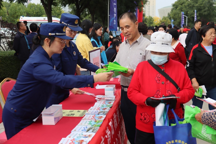 【原创】武威市消防救援支队借助“全国科普日”开展消防安全知识宣传活动_fororder_微信图片_20240919152920