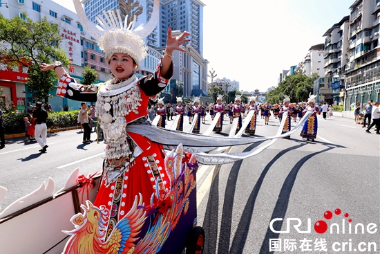 2024首届中国凯里酸汤产业发展大会开幕_fororder_具有民族特色的苗族盛装巡游  摄影  杨展凌