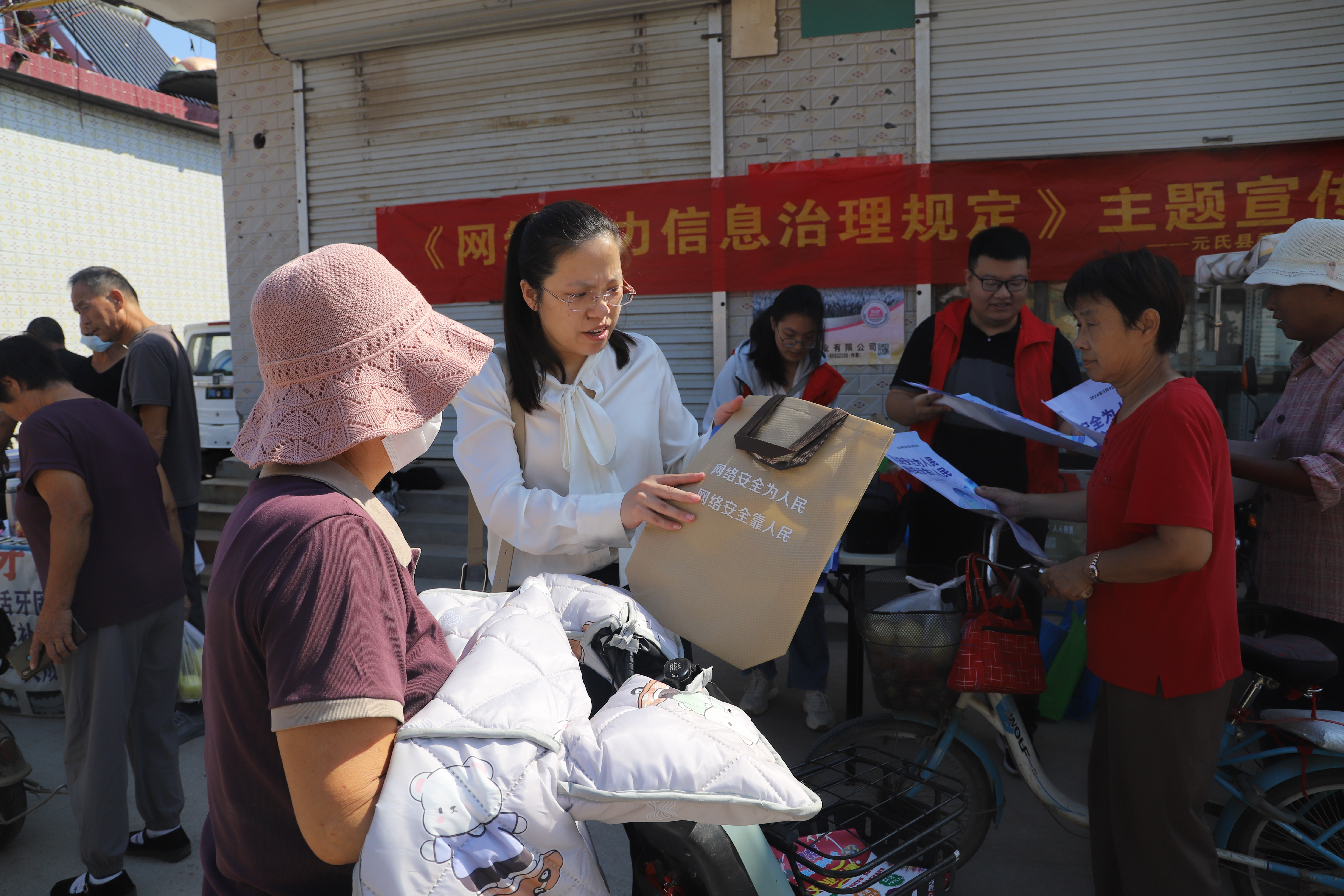 石家庄市元氏县委网信办开展《网络暴力信息治理规定》主题宣传活动_fororder_IMG_5306.JPG