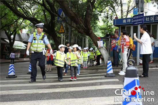 已过审【法制安全】南岸交巡警走进辖区幼儿园宣讲交通安全