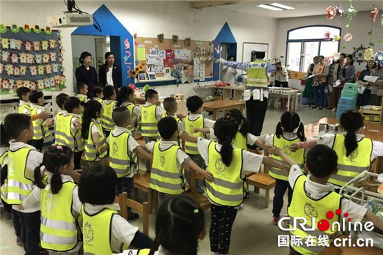 已过审【法制安全】南岸交巡警走进辖区幼儿园宣讲交通安全