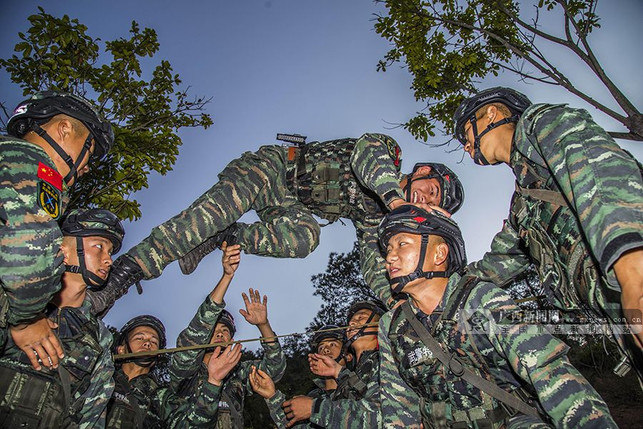 广西玉林：武警特战队员野外驻训趣事多