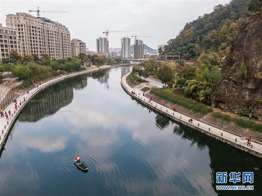 杭州临安：守护美丽河道 共建绿色家园