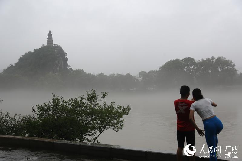 图片默认标题_fororder_游客观赏“烟雨漓江”美景.JPG