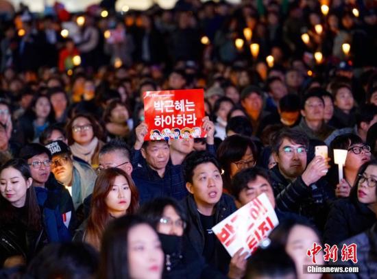 青瓦台应对民众集会 发言人：朴槿惠将尽总统责任