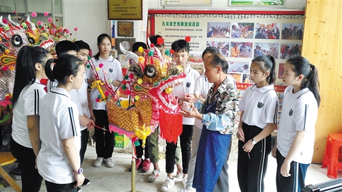 图片默认标题_fororder_宾阳炮龙民族中学传承传统文化基地。 （宾教 摄）