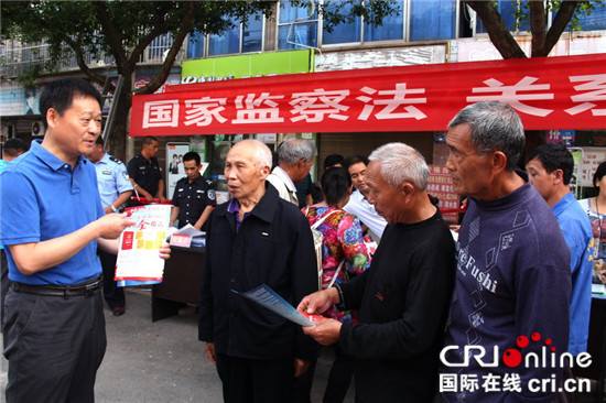 【区县联动】【铜梁】铜梁石鱼镇：街头宣传监察法 掀起群众学习热潮【区县联动 列表】铜梁石鱼镇：街头宣传监察法