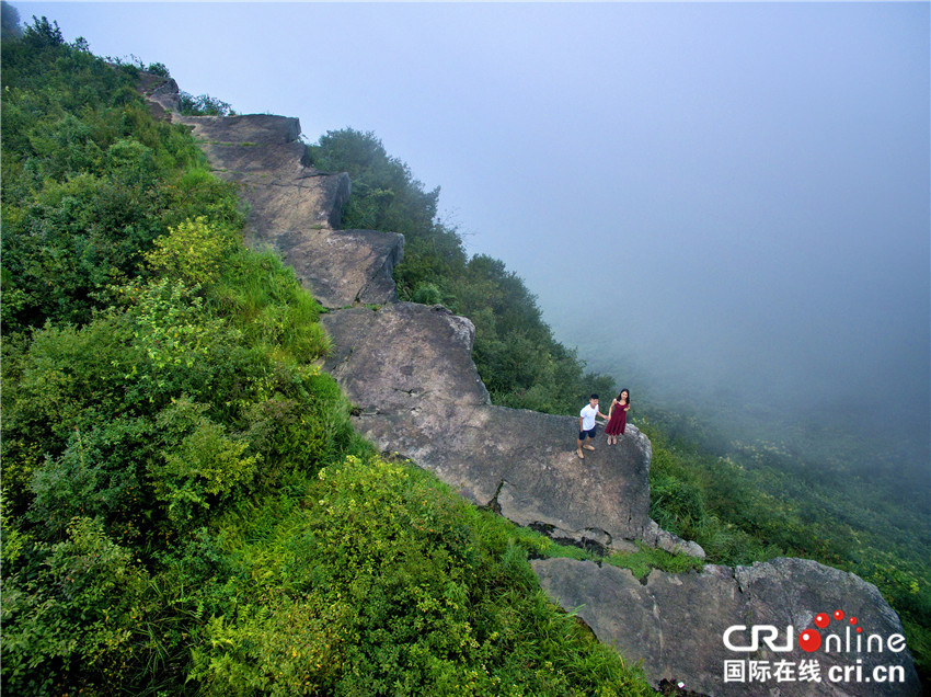 无边栏【CRI专稿 图文】第六届秀山川河盖映山红文化旅游节举行 【内容页标题】五月杜鹃满山红 第六届秀山川河盖映山红文化旅游节举行