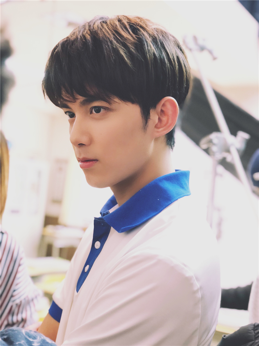 吴磊青春校服活力满分 被称校园偶像剧即视感