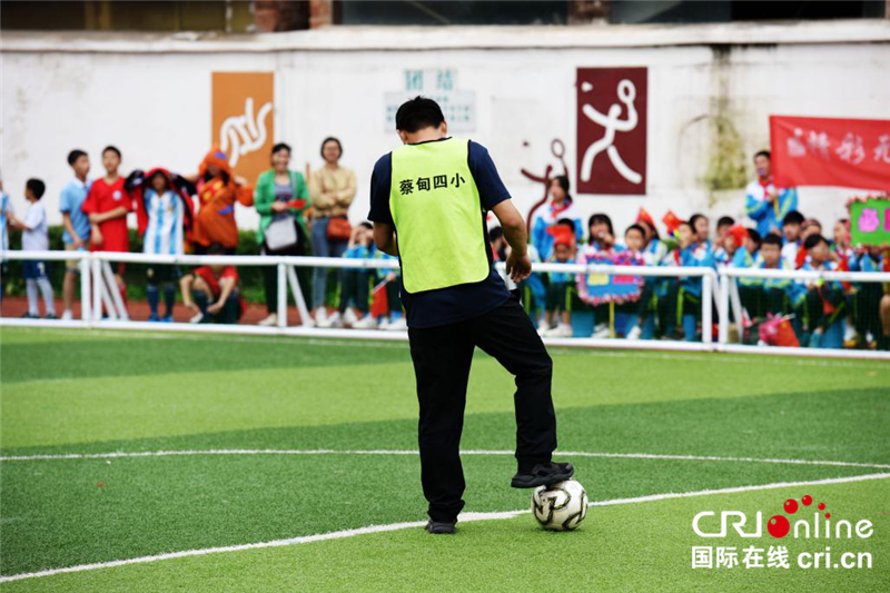 武汉蔡甸四小：让“足球娃娃”乐在其中