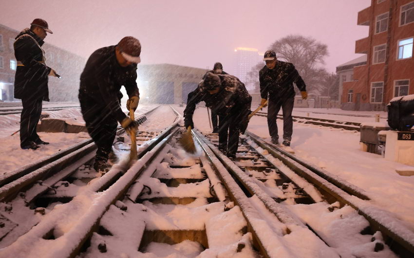 沈阳铁路全力应对入冬以来最强雨雪天气