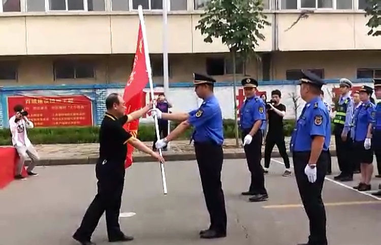 【河南在线-文字列表】平顶山高新区综合执法大队换装 打造城市管理新形象