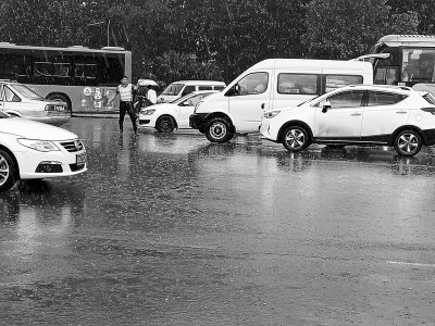 【要闻-文字列表】郑州等地下暴雨 2018年以来河南降水量偏多三成