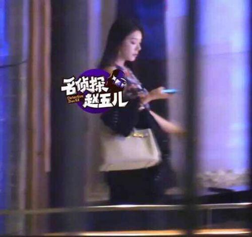 林丹出轨长腿辣妹 女方勾住林丹脖子亲热