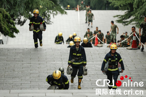 湖北襄阳：迎战酷暑 消防练兵