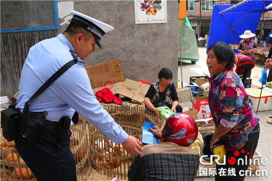 【法制安全】重庆石柱县：民警走上街头开展打击赌博宣传活动