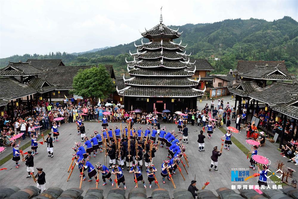 航拍广西三江：粤桂旅游扶贫专列开进侗乡