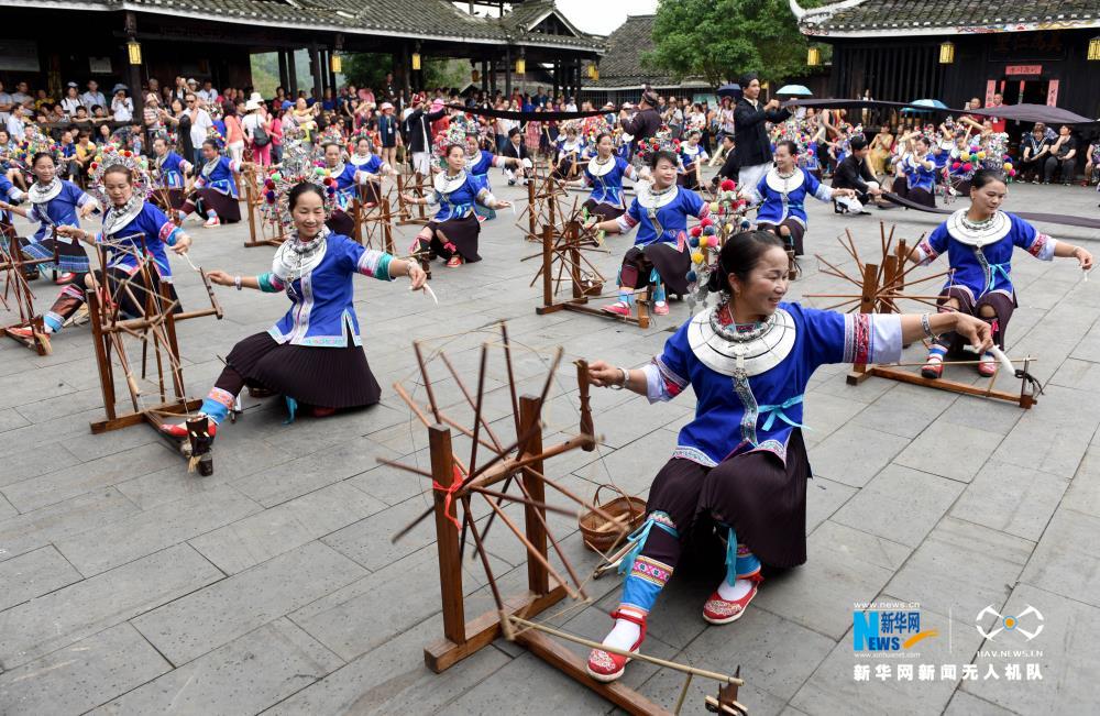 航拍广西三江：粤桂旅游扶贫专列开进侗乡