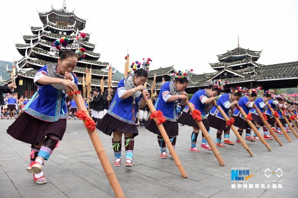 航拍广西三江：粤桂旅游扶贫专列开进侗乡