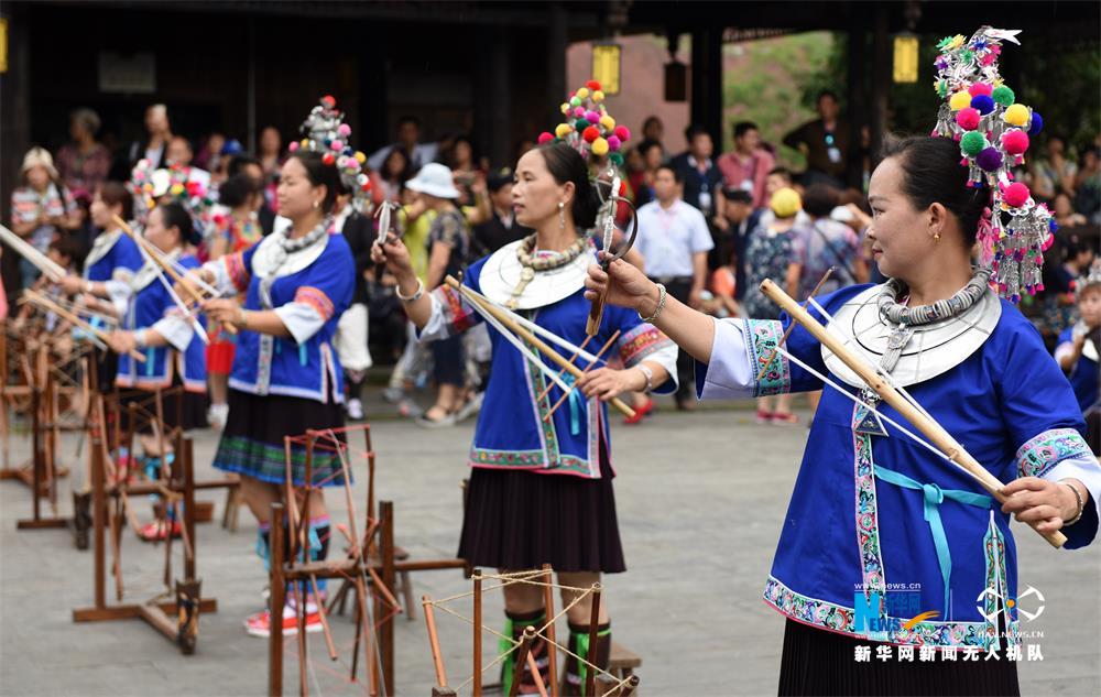 航拍广西三江：粤桂旅游扶贫专列开进侗乡